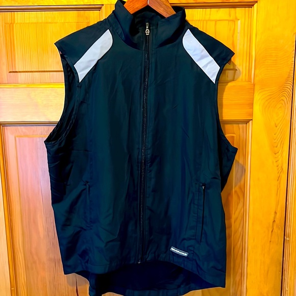 Sugoi size XL full zip cycling vest with blackfoot ultra logo on back. - Picture 2 of 5